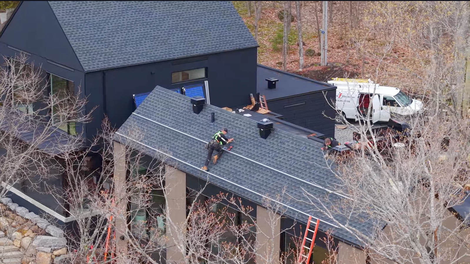 Installation de panneaux solaires sur une résidence au Québec