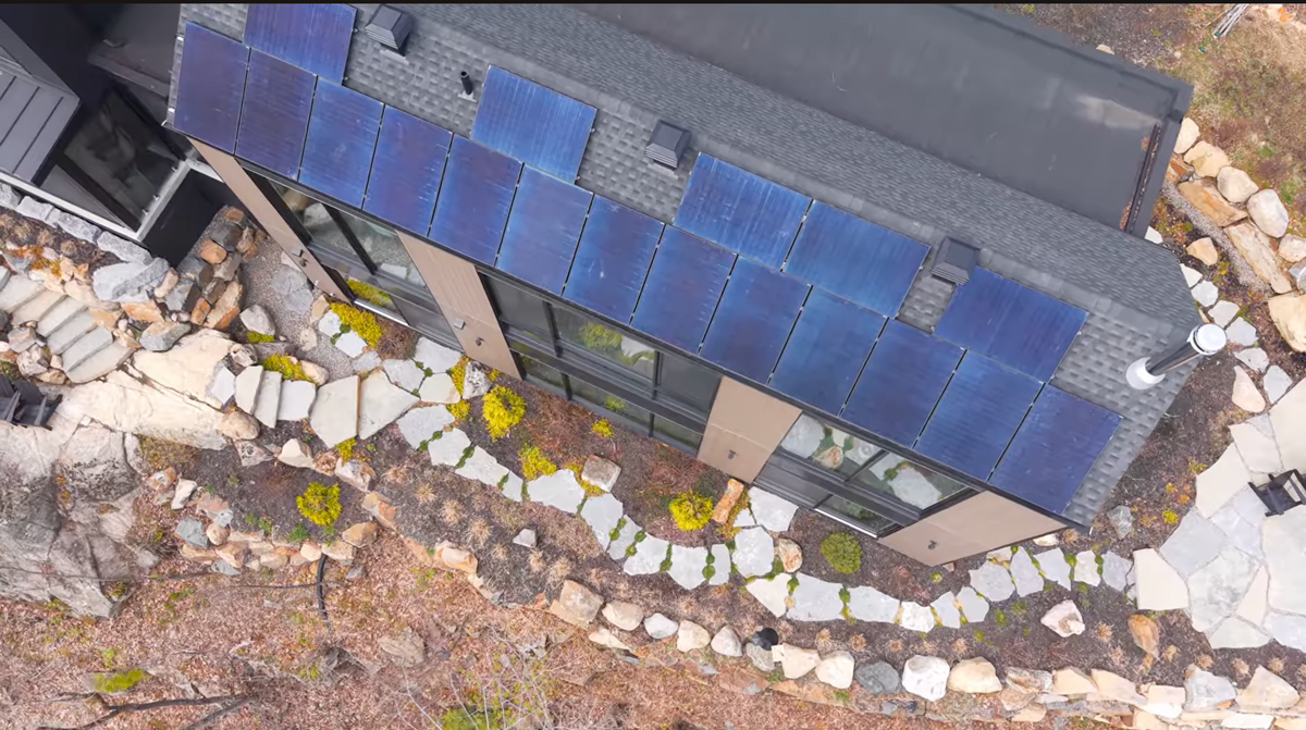 Toiture équipée de panneaux solaires vue des airs en Estrie