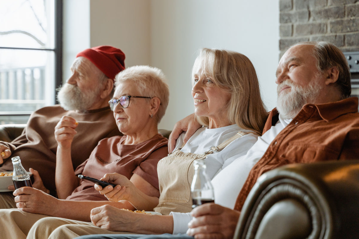 Résidents d une RPA réunis dans un salon commun lumineux